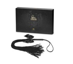 Батіг Bijoux Indiscrets - Lilly - Fringe whip прикрашений шнуром і бантиком, в подарунковій упаковці, Чорний